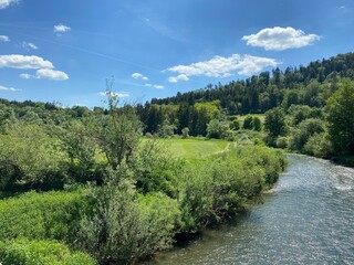 Fluss, Wiese, Wald blauer Himmel