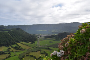 Obraz premium L’un des sites les plus célèbres de l’île est sans conteste la réserve protégée de Sete Cidades,un cratère de 5 km de diamètre abrite deux lacs, le Lagoa Verde et le Lagoa Azul.