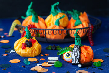 Kleine Paeckchen mit Halloween Suessigkeiten