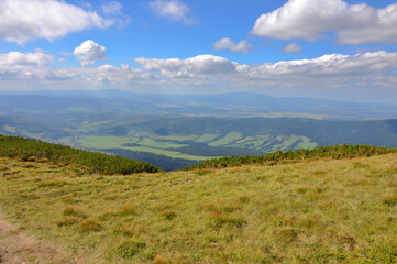 Rozległa panorama z podejścia na szczyt Banówki, tatry Zachodnie
