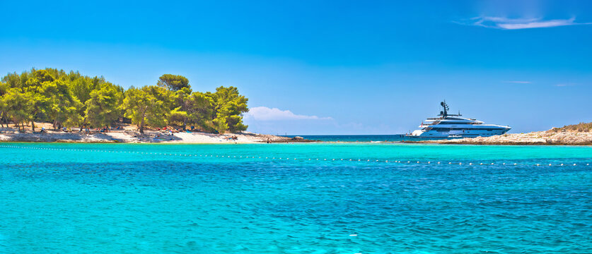 Pakleni Otoci arcipelago beach and superyacht panoramic view