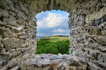 Blick von der Burg Mägdeberg zum Hegauvulkan Hohenkrähen