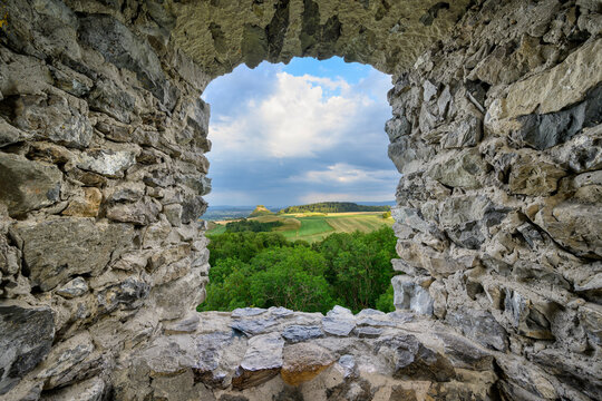 Blick von der Burg M&auml;gdeberg zum Hegauvulkan Hohenkr&auml;hen