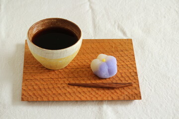 木のトレイにのせた和菓子