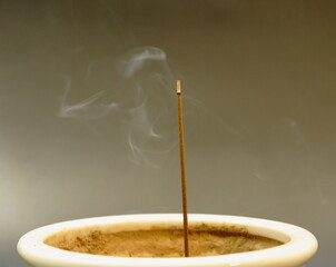 2020年7月25日自宅で撮影：一本の燃る線香
