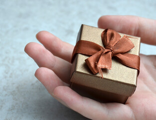 hand holding a gift box