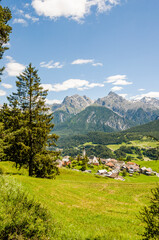 Ftan, Dorf, Kirche, Engadiner Dorf, Engadiner Häuser, Wanderweg, Unterengadin, Alpen, Landwirtschaft, Sommer, Wanderferien, Nationalpark, Inn, Fluss, Graubünden, Schweiz