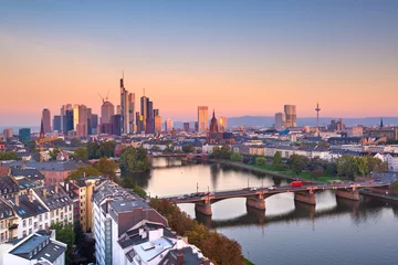 Skyline von Frankfurt, Deutschland über dem Main © SeanPavonePhoto