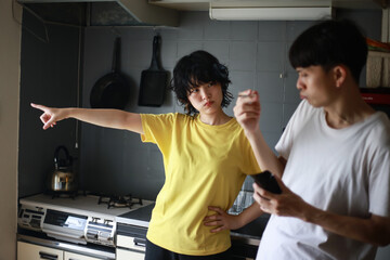 	男性にベランダでタバコを吸うように注意する女性
