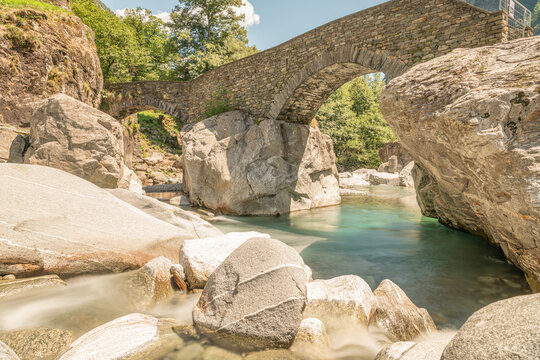 Mittelalterliche Br&uuml;cke in der N&auml;he von Fontana, Bavona Tal, Val Bavona, Maggiatal, Valle Maggia, Tessin, Schweiz, Europa