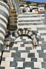 Façade bicolore de l'église romane San Michele de Murato, Corse
