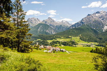 Ftan, Dorf, Dorfkirche, Engadiner Dorf, Engadiner H&auml;user, Wanderweg, Engadin, Unterengadin, Alpen, Sommer, Wanderferien, Nationalpark, Graub&uuml;nden, Schweiz