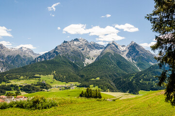 Fototapeta premium Scuol, Ftan, Unterengadin, Tarasp, Vulpera, Kirche, Val S-Charl , Nationalpark, Wanderweg, Alpen, Engadin, Graubünden, Sommer, Inn, Innschlucht, Fluss, Schweiz