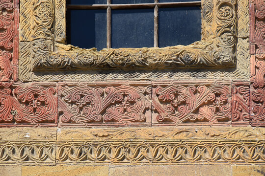 Fenster der mittelalterlichen Swetizchoweli-Kathedrale in Georgien