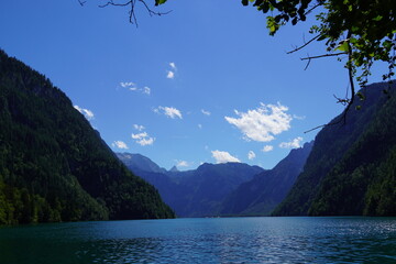 Landschaft mit Bergen Wald und Himmel