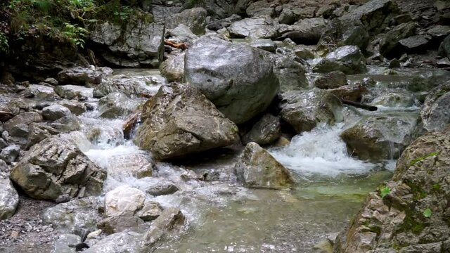 Wanderung zu den Lainbach Wasserf&auml;llen  bei Kochel am See Oberbayern Deutschland.