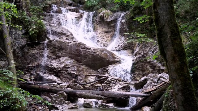 Wanderung zu den Lainbach Wasserf&auml;llen  bei Kochel am See Oberbayern Deutschland.