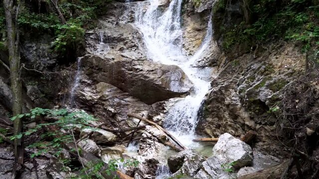 Wanderung zu den Lainbach Wasserf&auml;llen  bei Kochel am See Oberbayern Deutschland.