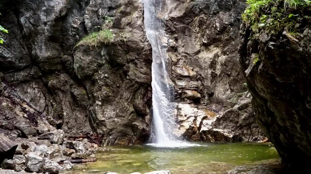 Wanderung zu den Lainbach Wasserf&auml;llen  bei Kochel am See Oberbayern Deutschland.