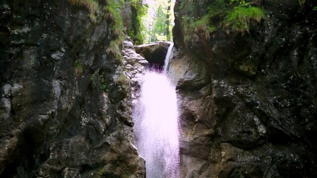 Wanderung zu den Lainbach Wasserf&auml;llen  bei Kochel am See Oberbayern Deutschland.