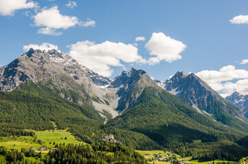 Scuol, Tarasp, Unterengadin, Bergdorf, Schloss, Fontana, Vulpera, Kirche, Wanderweg, Alpen, Engadin, Graubünden, Sommer, Inntal, Inn, Fluss,  Schweiz