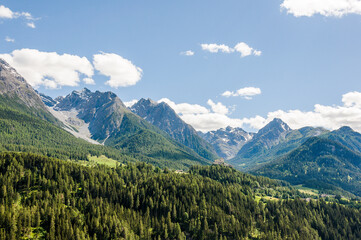 Obraz premium Scuol, Tarasp, Unterengadin, Bergdorf, Schloss, Fontana, Vulpera, Kirche, Wanderweg, Alpen, Engadin, Innschlucht, Inn, Fluss, Graubünden, Sommer, Schweiz