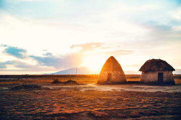 Casas circulares de arquitectura tradicional indígena americana con atardecer en Chipaya, en el altiplano Boliviano