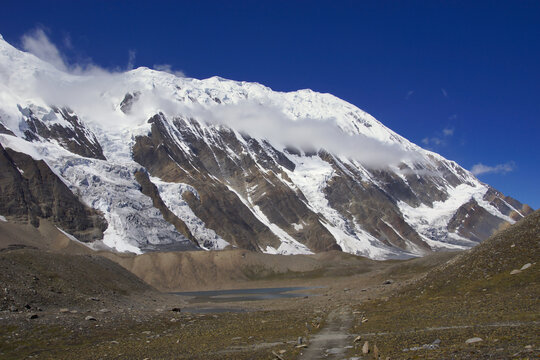View from hiking trail up to tilicho lake. Highest Mountain lake (4919 m over sea). Side trek of Annapurna circuit. Beautiful snowy mountain range and barren alpine terrain.