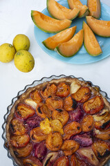 citrons, melon et abricots. Fruits de l'été, tarte aux abricots