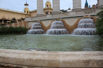Fuentes y cascada en una ciudad sin personas.