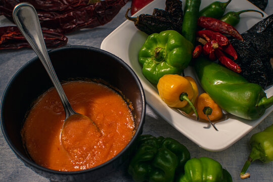 Los chiles en su plato listos para licuar y asar 