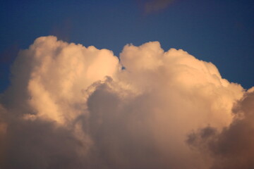Fototapeta na wymiar Nubes de atardecer