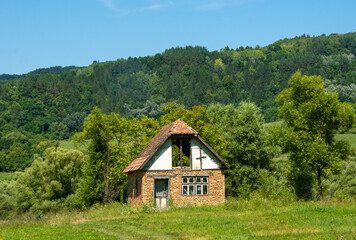 Fototapeta na wymiar an abandoned house in the field