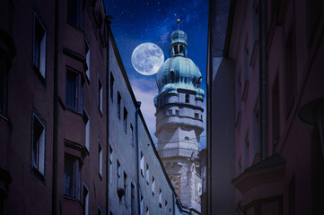 Stadtturm in der Altstadt von Innsbruck im Mondlicht