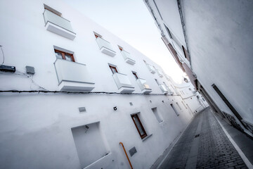 Fotografia de fondo blanco de un edificio con ventanas y balcones en Conil de la Frontera