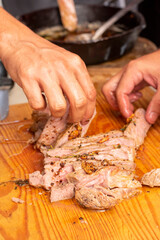 New york al sartén con finas hiervas en el asador al carbón 