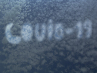 des nuages formant le mot covid 19