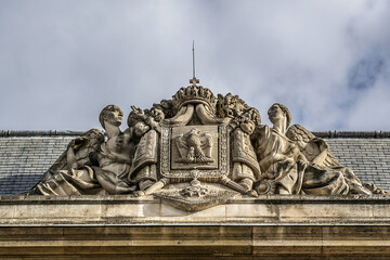 Obraz premium Architectural fragments of old building of Military School (Ecole Militaire, founded by Louis XV in 1750). Champ de Mars, Paris, France.