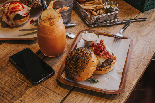 hamburguesa con beicon zumo de frutas y patatas