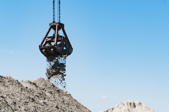 Bucket of the river crane during operation