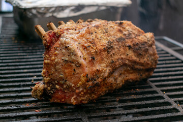 costillas prime de cerdo ala parrilla ,   prime rib de cerdo con especias al carbón 