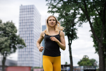Obraz premium young woman jogging in the park