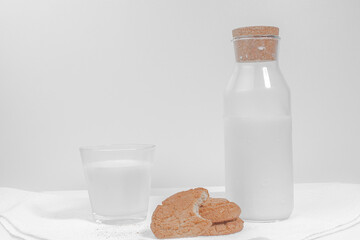 glass of milk and cookies