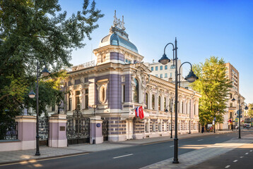 Fototapeta na wymiar The building of the old mansion of Korobkov on Pyatnitskaya Street in Moscow