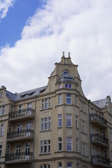 Fototapeta na wymiar Sehenswertes, großes Jugendstilhaus in Poznan unter blauem Himmel und weißer Wolke bei Sonnenschein