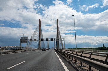 Fototapeta premium Naruszenie sieci drogowej w Holandii, wysokiej jakości asfalt na holenderskich autostradach i brygadach.