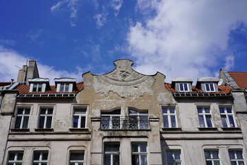 Fototapeta na wymiar Jugendstilhaus mit großem Sonnengesicht in Poznan