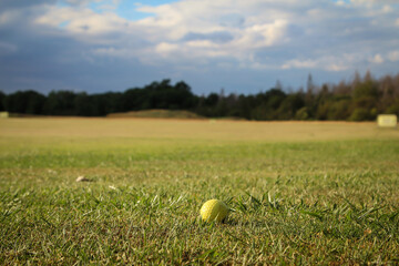 Szenen aus dem Sport Golf. Golfplatz Impressionen bei schönem Wetter.