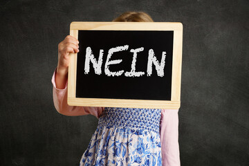 Kind hält Tafel mit Nein