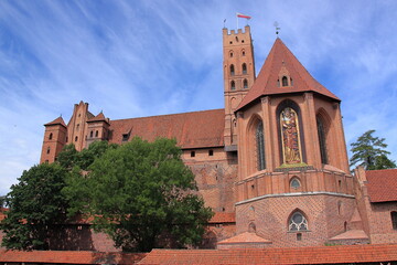 Fototapeta na wymiar Gotycki zamek w Malborku (Polska), wzniesiony przez zakon krzyżacki; siedziba wielkich mistrzów zakonu krzyżackiego i władz Prus Zakonnych a w latach 1457 - 1772 rezydencja królów Polski.